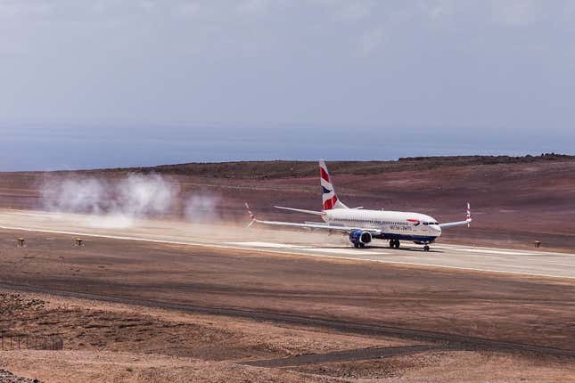 Imagen para el artículo titulado Cómo en una isla remota se construyó el "aeropuerto más inútil del planeta"