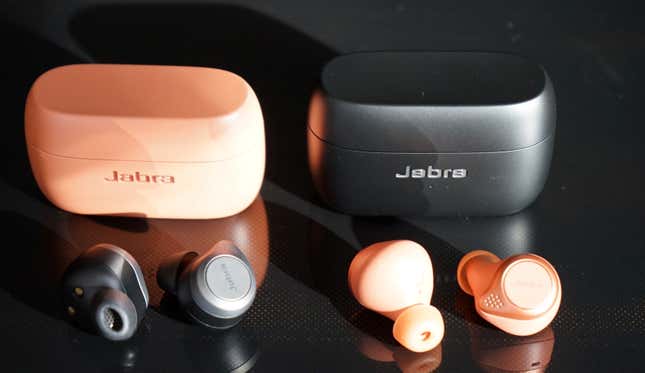 El estuche de los Jabra Elite Active 75t (en rosa) es un poco más pequeño que el de los Elite 85t.