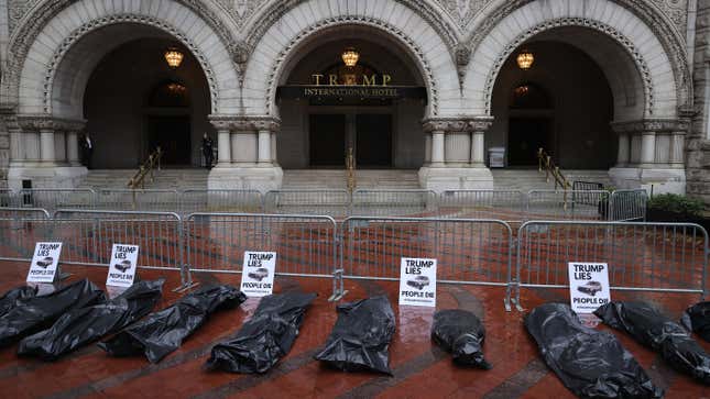 Bolsas de cadáveres simuladas frente al hotel Trump International de Washington D.C. el 23 de abril de 2020