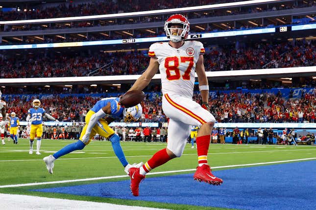 INGLEWOOD, CALIFORNIA - NOVEMBER 20: Travis Kelce #87 of the Kansas City Chiefs scores a touchdown during the fourth quarter in the game against the Los Angles Chargers at SoFi Stadium on November 20, 2022 in Inglewood, California.