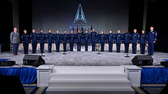 Miembros de la Banda de la Fuerza Aérea cantando el nuevo tema de la Fuerza Espacial de EE. UU. durante la Conferencia Aérea, Espacial y Cibernética de 2022 en el Puerto Nacional.