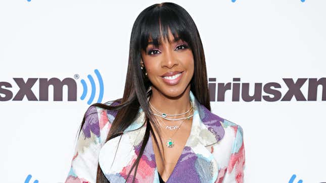  Kelly Rowland visits the SiriusXM Studios on April 27, 2022 in New York City.
