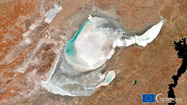 Image for article titled Haunting Satellite Imagery Shows Turkey’s Second-Largest Lake Has Dried Up