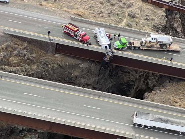 Image for article titled Couple Inside Ford Super Duty Saved From Plunge Off Bridge Thanks To Trailer Safety Chains