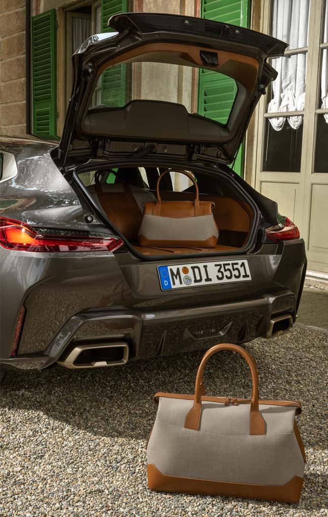 El portón trasero está abierto en el concept car BMW Shooting Brake.  Hay equipaje empotrado en el interior.