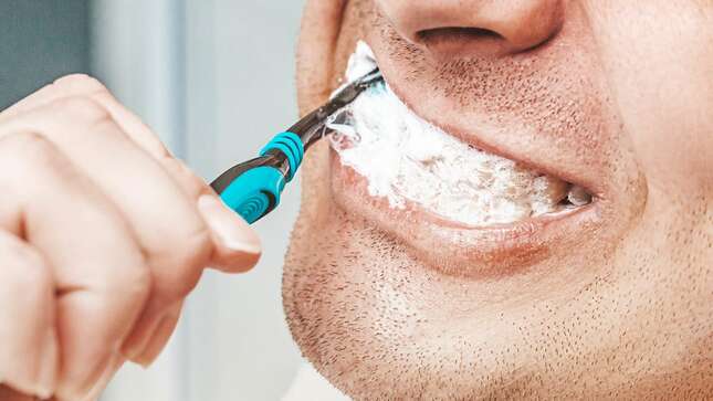 Imagen para el artículo titulado Por qué no debes enjuagarte la boca con agua después de cepillarte los dientes