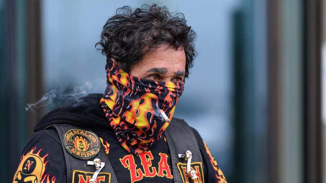 Un hombre fuma un cigarrillo a través de su bufanda el 26 de marzo de 2020 en Christchurch, Nueva Zelanda.