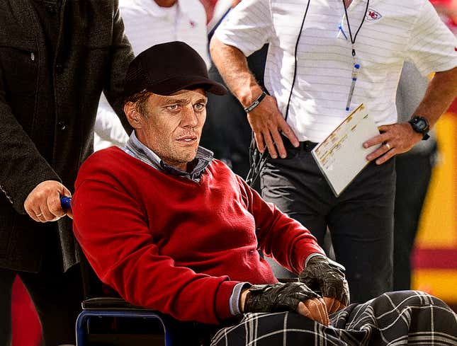Image for article titled Decrepit Tom Brady Wheeled Out To Enjoy Super Bowl Halftime Show