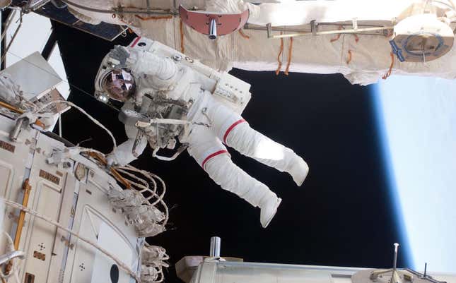 El astronauta Andrew Feustel de la NASA realizando una caminata espacial en la ISS en mayo de 2011.
