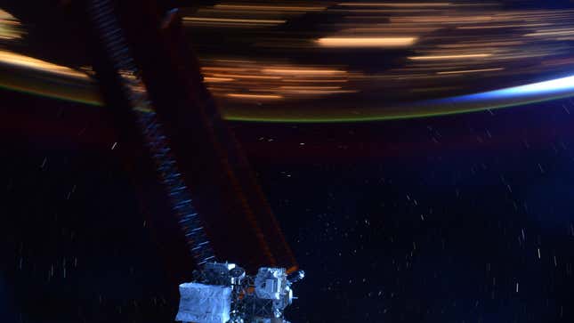 Imagen para el artículo titulado Esta foto tomada desde la ISS ilustra perfectamente lo rápido que se mueve la estación