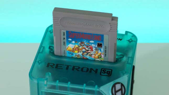 Imagen para el artículo titulado Este pequeño cubo permite jugar a juegos de Game Boy y Game Boy Advance en tu televisor