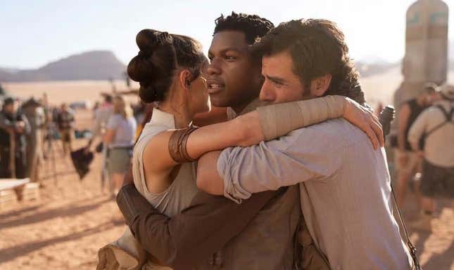 Daisy Ridley, John Boyega y Oscar Isaac al finalizar el rodaje de The Rise of Skywalker.
