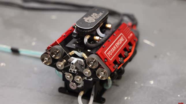 Imagen para el artículo titulado Este motor V8 en miniatura es una obra de arte completamente funcional