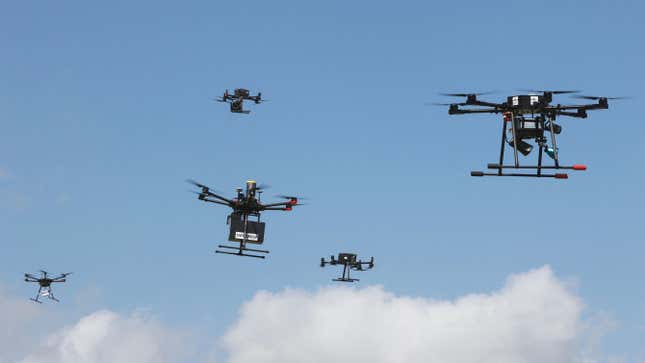 Imagen para el artículo titulado DARPA está investigando la carga inalámbrica de larga distancia para sus enjambres de drones