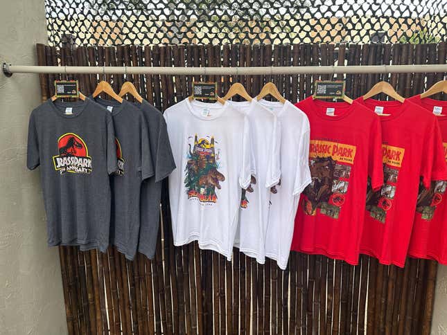 Image for article titled Behold The Throne of Photo Ops at the Jurassic Park SDCC Experience