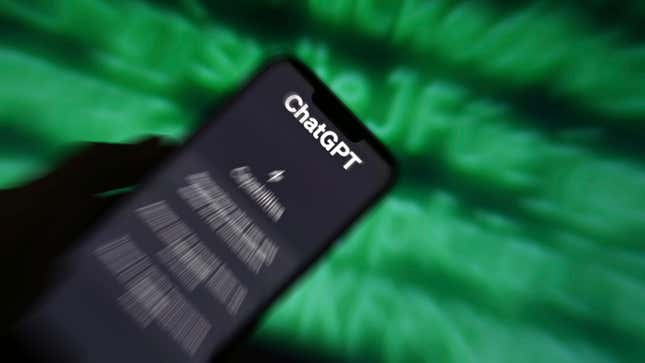 La aplicación de ChatGPT para iOS en un iPhone sobre fondo con letras verdes