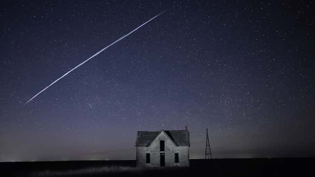 A long-exposure image showing a Starlink satellite train as viewed from Kansas on May 6, 2021. 