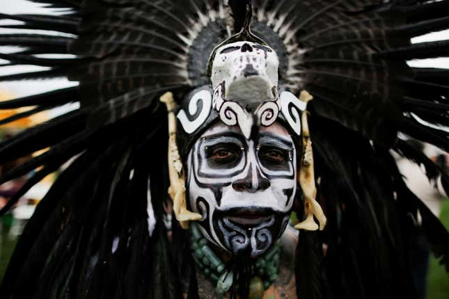 Image for article titled Photos: The real rituals of Native Americans make a beautiful protest of a phony US holiday