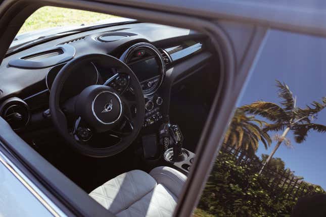 Image for article titled The Electric 2020 Mini SE Is Fun And A Little Half-Assed