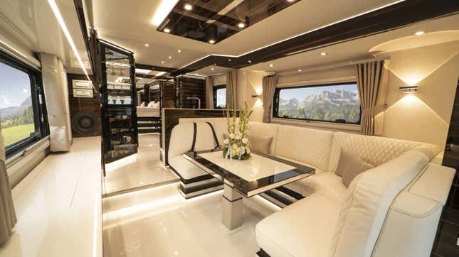 Imagen para el artículo titulado Esta autocaravana de 6,5 millones de euros esconde su propia plaza de garaje con un Bugati Chiron dentro
