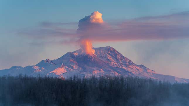 Image for article titled Alaska Airlines Cancels Flights to Anchorage Due to Russian Volcanic Ash