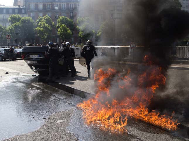 Image for article titled French taxi drivers rampage against Uber—burning tires, flipping cars, and inconveniencing Courtney Love