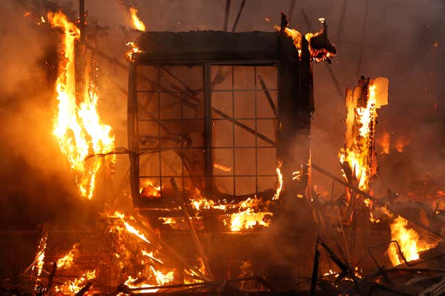 Image for article titled What it’s like to watch a raging wildfire descend on your neighborhood