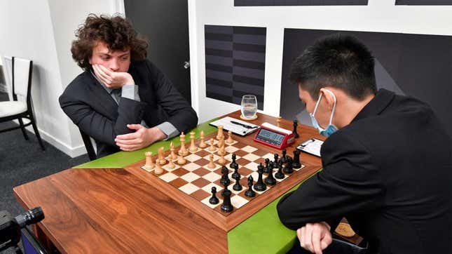 Imagen para el artículo titulado 9 escándalos del ajedrez tan extraños como el de las perlas anales