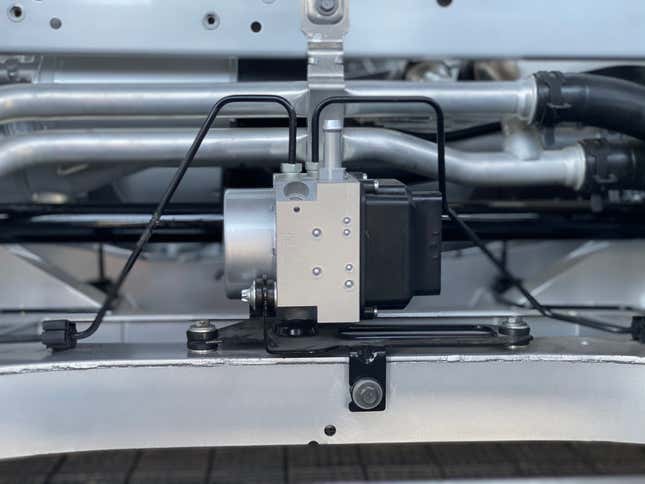 Front axle lift pump