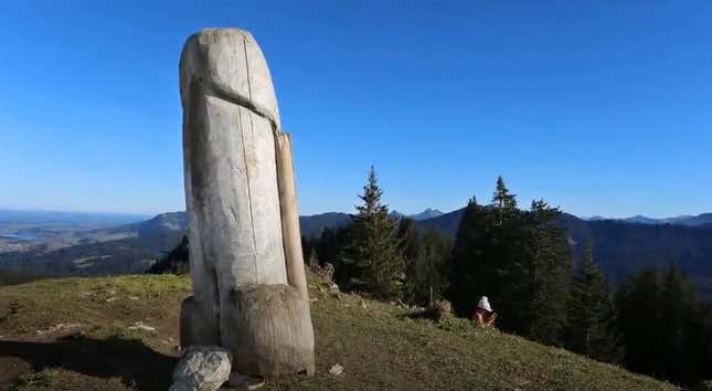 Imagen para el artículo titulado Desaparece el pene gigante de madera de apareció hace cuatro años en una montaña de Alemania