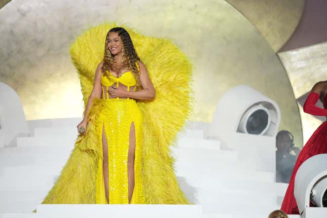 Image for article titled The Best Photos From Beyoncé&#39;s Stunning Dubai Performance