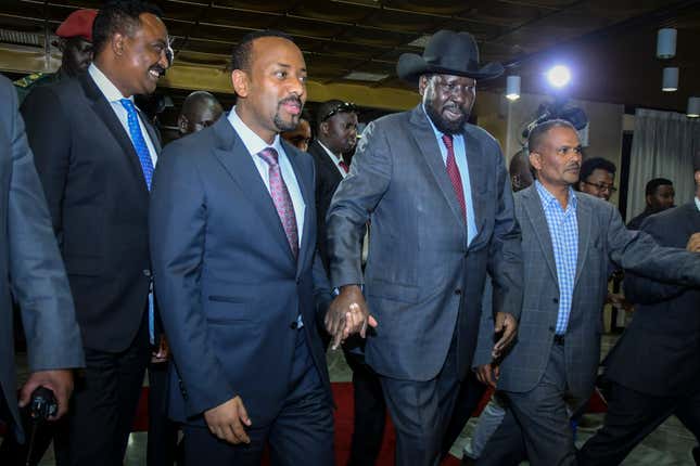 epa06825544 South Sudanese President Salva Kiir (2-R) and Ethiopian Prime Minister Abiy Ahmed (2-L) holds each other's hand as they walk together prior to their meeting in Addis Ababa, Ethiopia, 20 June 2018. Kiir and his rival and the rebel leader Riek Machar are in Ethiopia to hold talks at the invitation of Ahmed in an effort to end their five-year civil war that killed tens of thousands and displaced millions.
