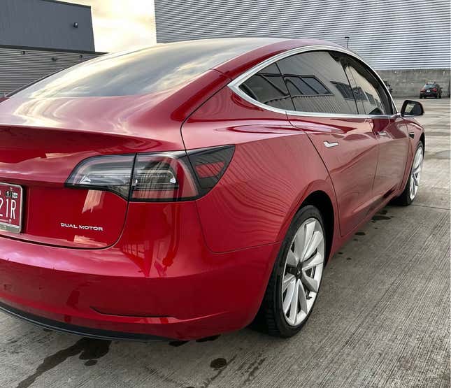 Imagen para el artículo titulado A $31,100, ¿podría obtener una carga de este Tesla Model 3 de largo alcance 2020?