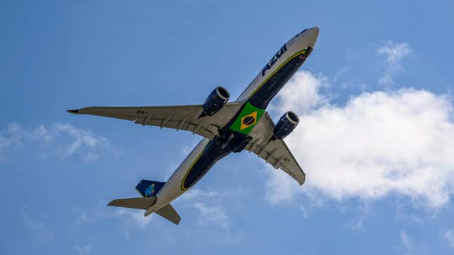 Image for article titled Brazil Brings Back Mask Mandate on All Flights