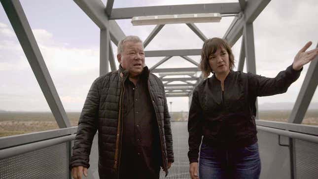 Sjatner haciendo una visita guiada por las instalaciones de Blue Origin junto a Sarah Knight.
