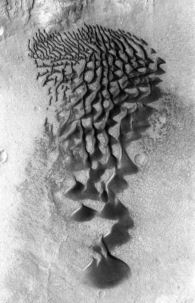 ओडिसी ने 2006 में मंगल ग्रह के रेत के टीलों की यह तस्वीर ली थी। 