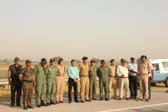 Image for article titled India is turning its highways into landing strips for fighter jets