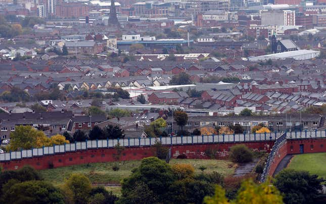 A section of the Peace Wall that divides Catholic and Protestant communities cuts its way through West Belfast October 3, 2014. On the 25th anniversary of the fall of the Berlin Wall, there are still barriers separating communities around the world, from the barbed wire fence dividing the two Koreas, the fence around the Spanish enclave of Melilla, to the sectarian Peace Wall in Belfast, the Israel-Gaza barrier and the border separating Mexico from the United States. Picture taken October 3, 2014. REUTERS/Cathal McNaughton (NORTHERN IRELAND - Tags: ANNIVERSARY POLITICS SOCIETY) ATTENTION EDITORS: PICTURE 04 OF 28 FOR WIDER IMAGE PACKAGE 'THE WALLS THAT DIVIDE' TO FIND ALL IMAGES SEARCH 'WALLS DIVIDE' - RTR4D2UG