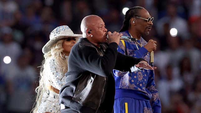  Dr. Dre performs alongside Mary J. Mary J. Blige and Snoop Dogg 