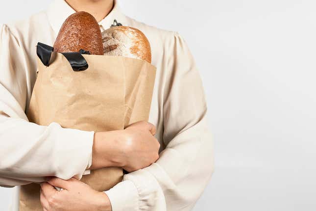 Imagen para el artículo titulado La razón por la que las panaderías venden el pan fresco en bolsa de papel