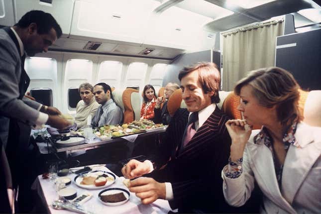 Boeing 707 first class cabin of Lufthansa (around 1975). Siegfried Himmer/Lufthansa Photo Archive.