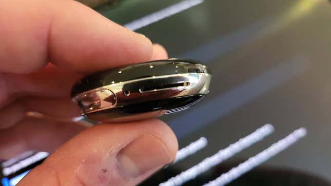 Imagen para el artículo titulado Se 'filtra' el primer smartwatch de Google después de que alguien lo dejara en un restaurante