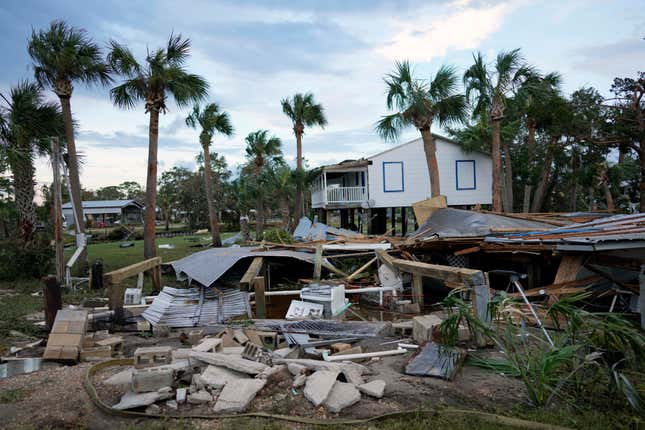 Los restos de un edificio destruido se ven en Horseshoe Beach, Florida, tras el paso del huracán Idalia, el 30 de agosto de 2023.
