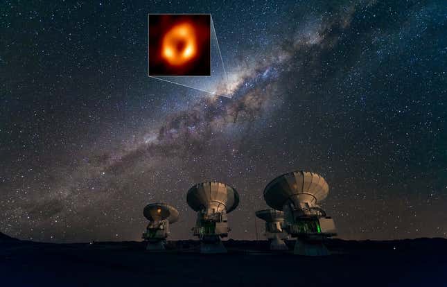 Los telescopios ALMA del ESO apuntando a la vía láctea con la localización de Sagitarius A, el agujero negro supermasivo en el centro de nuestra galaxia. En la ventana puede verse la imagen de Sagitarius A que tomó el Event Horizon Telescope (EHT) 