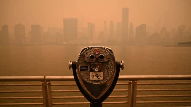 Image for article titled Photos: Wildfires Blanket NYC in a Smoky Haze Straight Out of Blade Runner