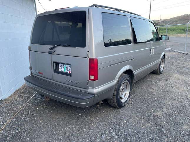 Image for article titled At $3,900, Could This 2004 Chevy Astro AWD Get You To Add A Van To Your Plan?