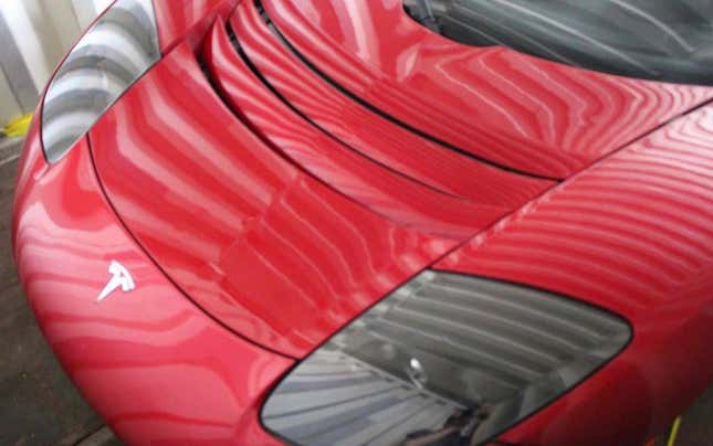 Imagen para el artículo titulado Tres Tesla Roadster nuevos llevaban más de una década en un contenedor