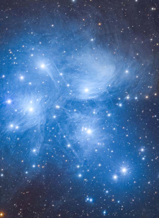 Las Pléyades, un cúmulo de briznas y estrellas en el cielo nocturno.