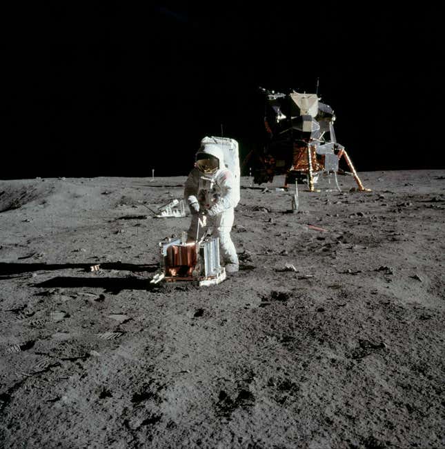 Imagen para el artículo titulado 25 fotos poco conocidas de la llegada a la Luna