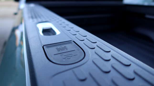 Image for article titled Your Guide To The 2022 Rivian R1T Electric Pickup's Incredible Gadgets